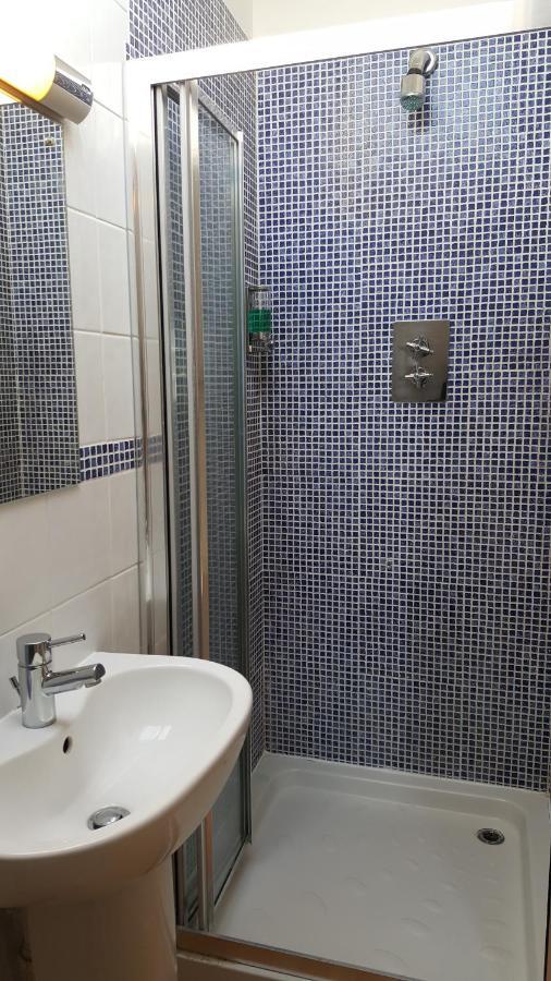 Apartment Bath Road *