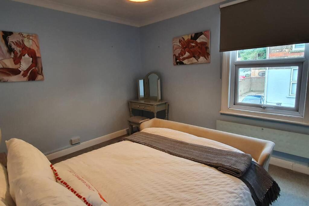 Cosy, Quirky, Comfy 'n' Chic House- Swindon