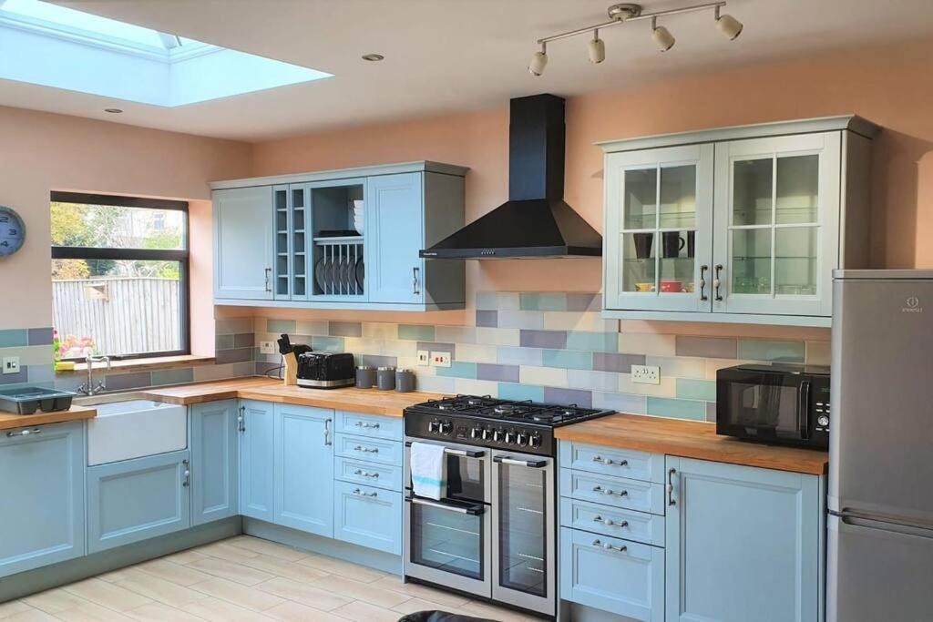 5 Bed, 2 Bath + Terrace, Garden & Parking *
