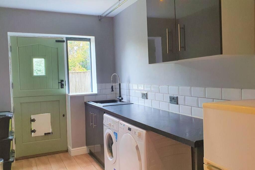 5 Bed, 2 Bath + Terrace, Garden & Parking Holiday home Swindon