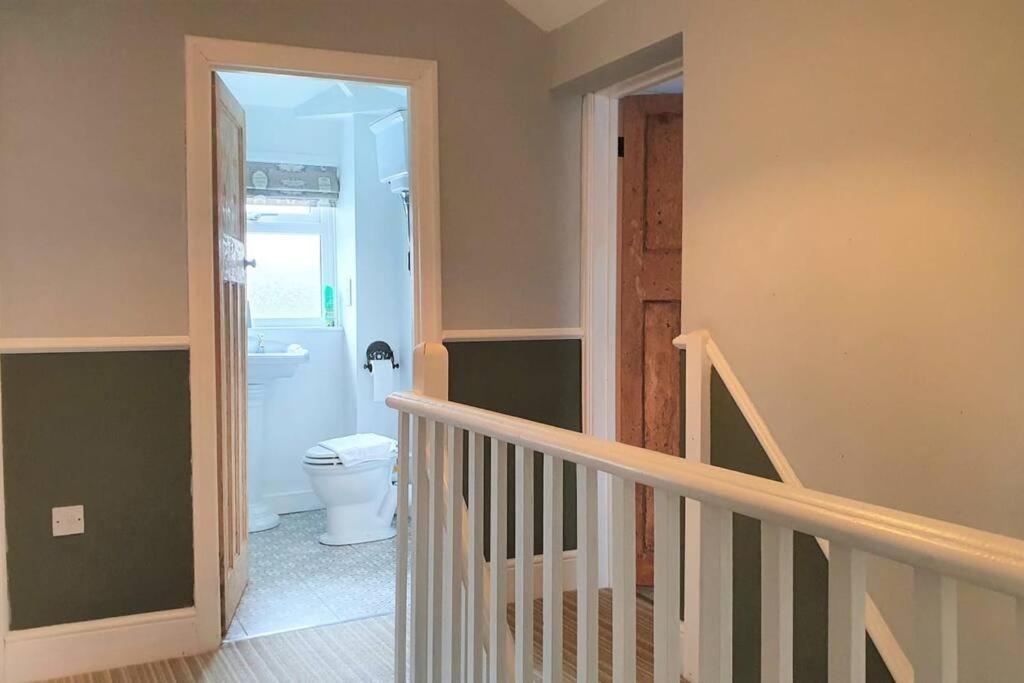 5 Bed, 2 Bath + Terrace, Garden & Parking Holiday home *