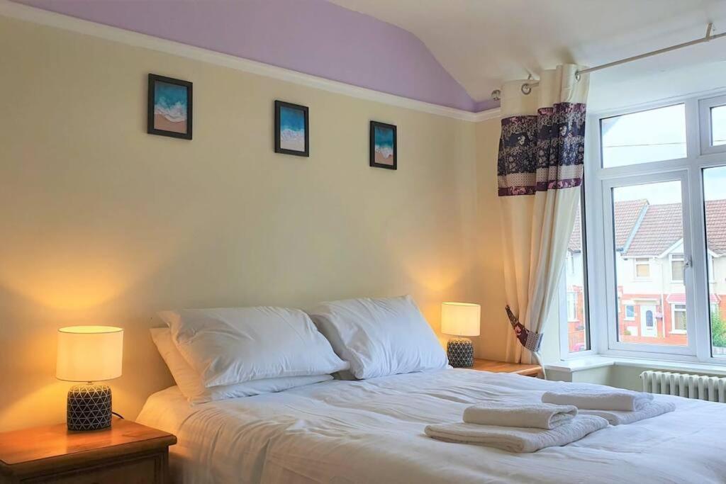 5 Bed, 2 Bath + Terrace, Garden & Parking Holiday home Swindon
