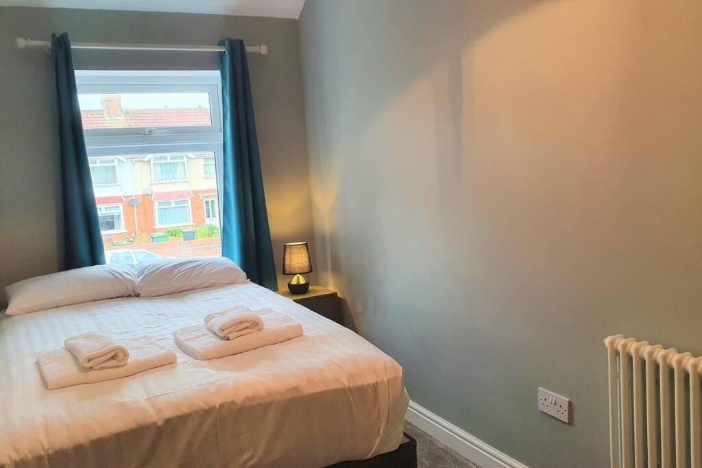 5 Bed, 2 Bath + Terrace, Garden & Parking Holiday home *