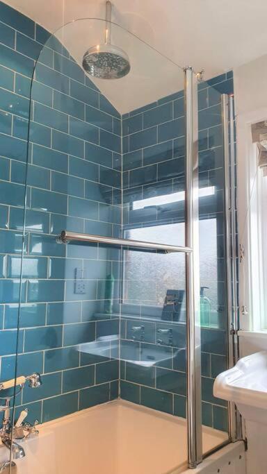 5 Bed, 2 Bath + Terrace, Garden & Parking * Swindon