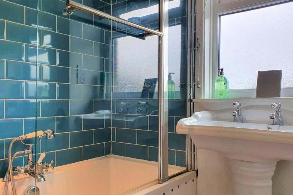 Holiday home 5 Bed, 2 Bath + Terrace, Garden & Parking Swindon