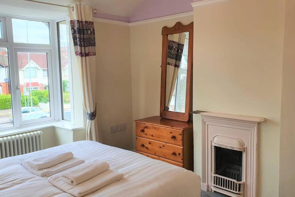 5 Bed, 2 Bath + Terrace, Garden & Parking Holiday home Swindon