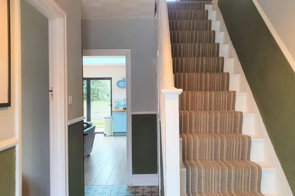 5 Bed, 2 Bath + Terrace, Garden & Parking * Swindon