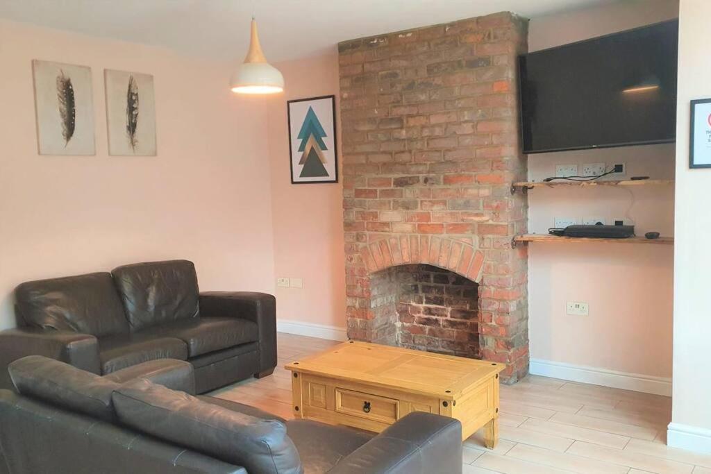 5 Bed, 2 Bath + Terrace, Garden & Parking Holiday home Swindon