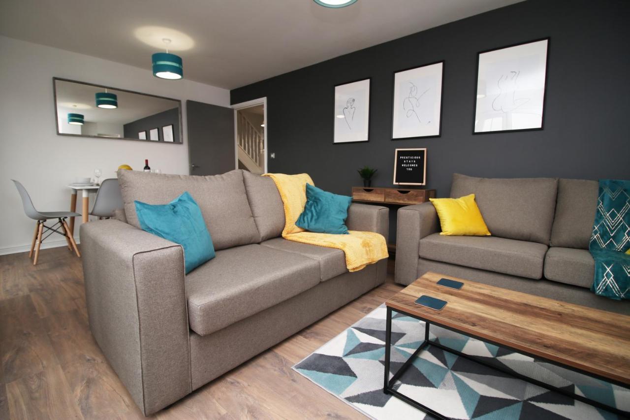 Delft - Spacious Home, High Speed Wi-fi, Free Parking, Terrace Holiday home Swindon