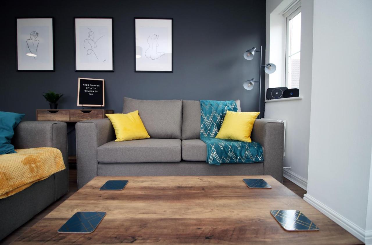 Holiday home Delft - Spacious Home, High Speed Wi-fi, Free Parking, Terrace Swindon