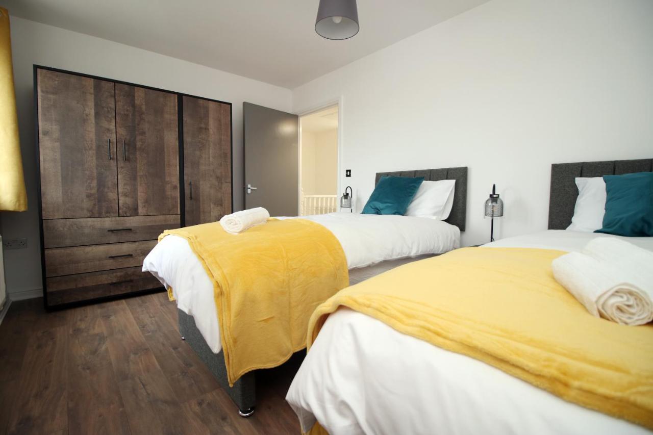 Delft - Spacious Home, High Speed Wi-fi, Free Parking, Terrace Holiday home Swindon