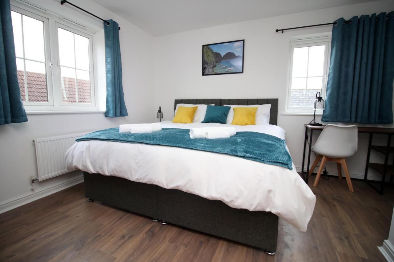Delft - Spacious Home, High Speed Wi-fi, Free Parking, Terrace * Swindon