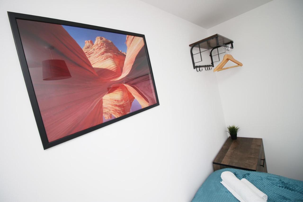 Holiday home Delft - Spacious Home, High Speed Wi-fi, Free Parking, Terrace Swindon