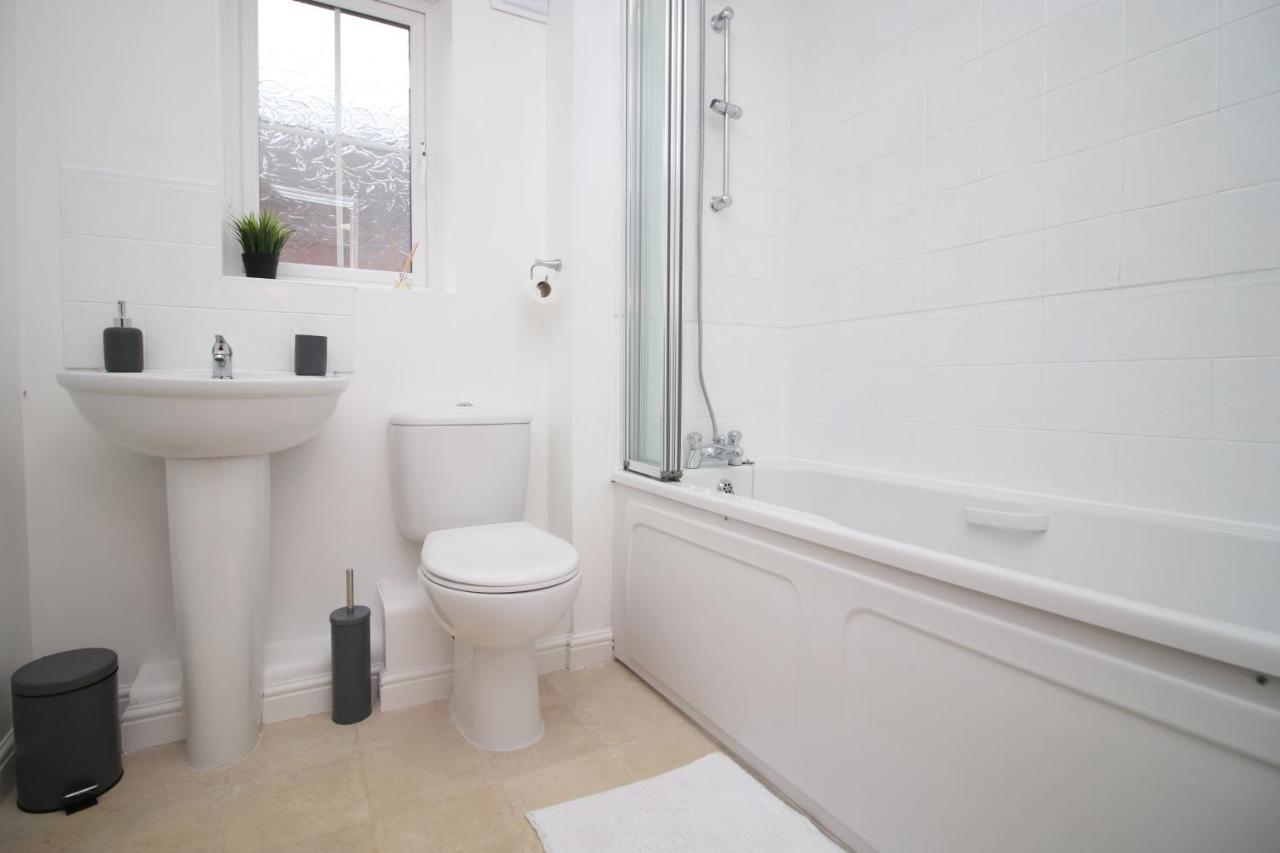 Delft - Spacious Home, High Speed Wi-fi, Free Parking, Terrace Holiday home Swindon
