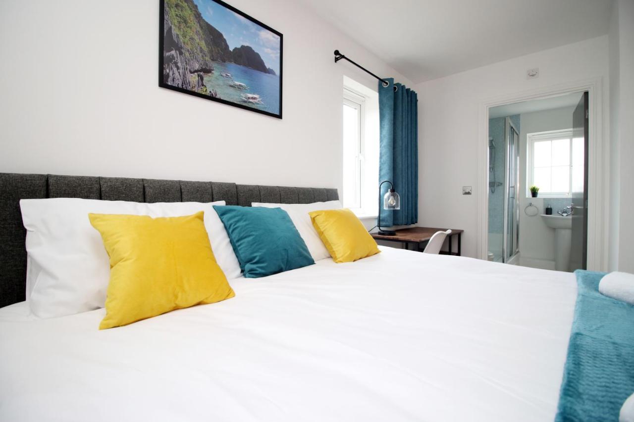 Delft - Spacious Home, High Speed Wi-fi, Free Parking, Terrace * Swindon