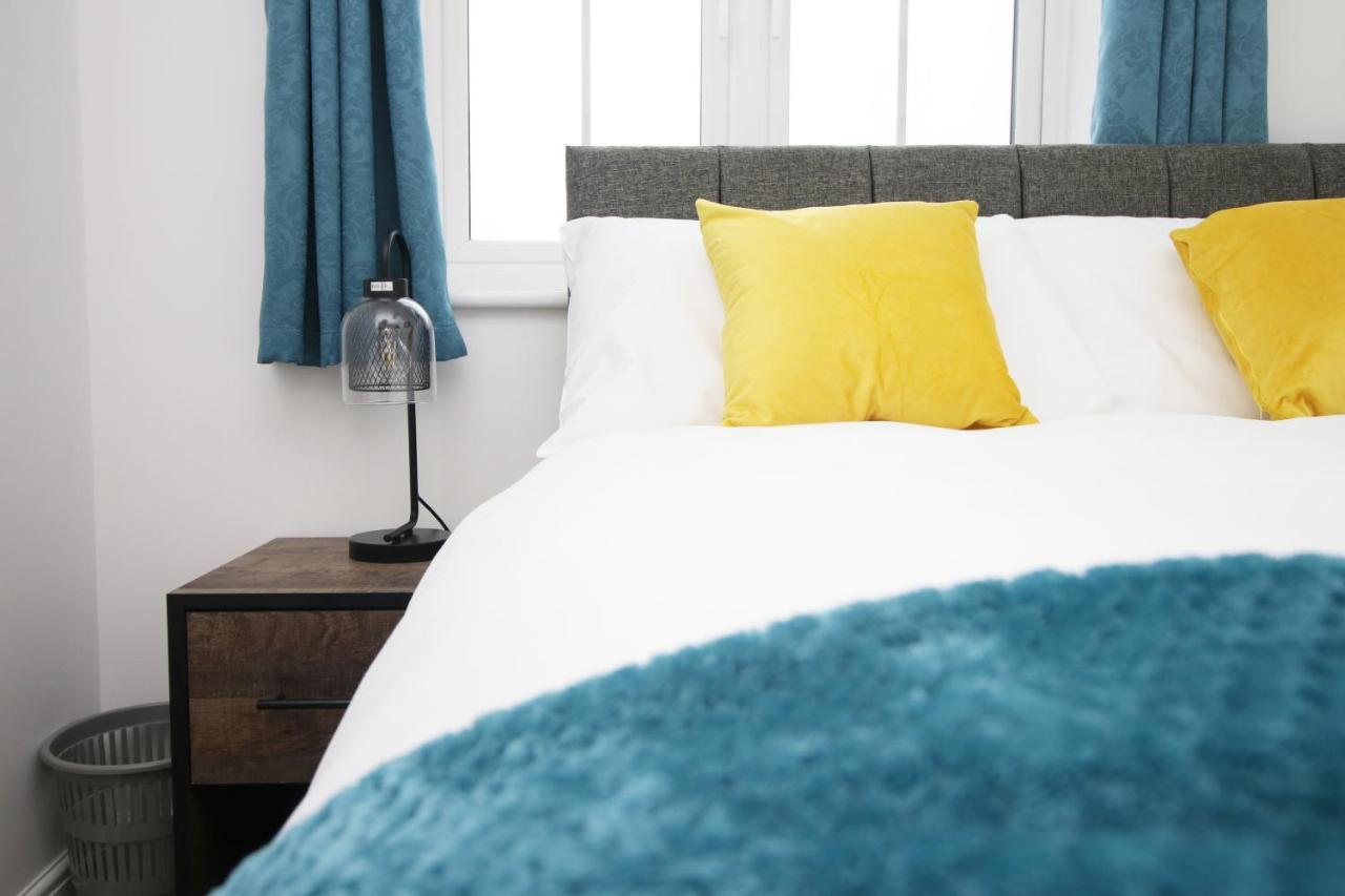 Delft - Spacious Home, High Speed Wi-fi, Free Parking, Terrace Holiday home Swindon
