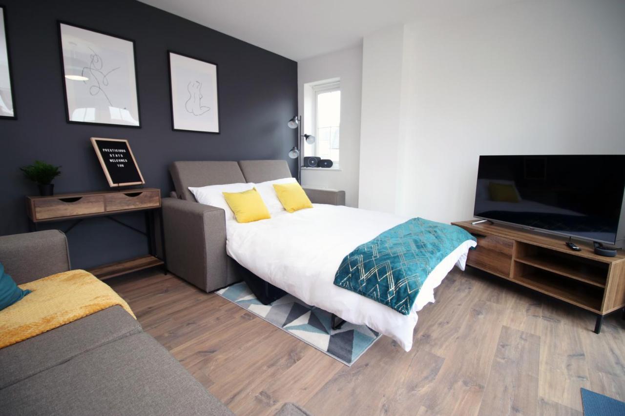 Holiday home Delft - Spacious Home, High Speed Wi-fi, Free Parking, Terrace Swindon