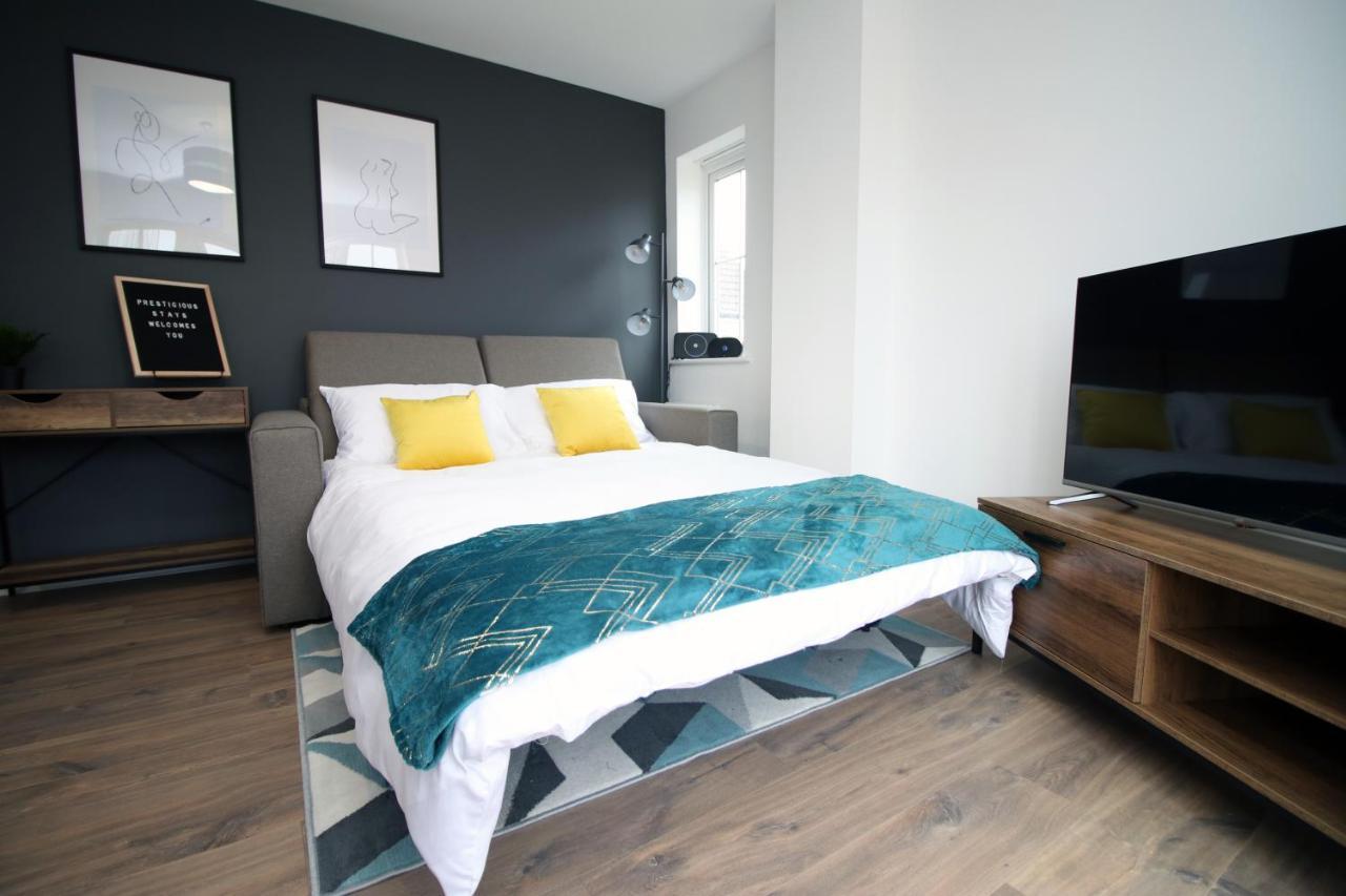 Delft - Spacious Home, High Speed Wi-fi, Free Parking, Terrace Holiday home Swindon