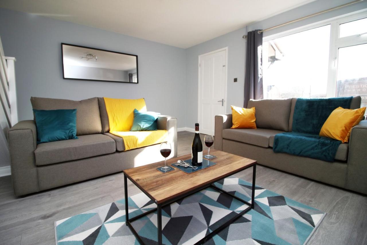 Chandos - Spacious Home, High Speed Wi-fi, Free Parking, Garden Holiday home *