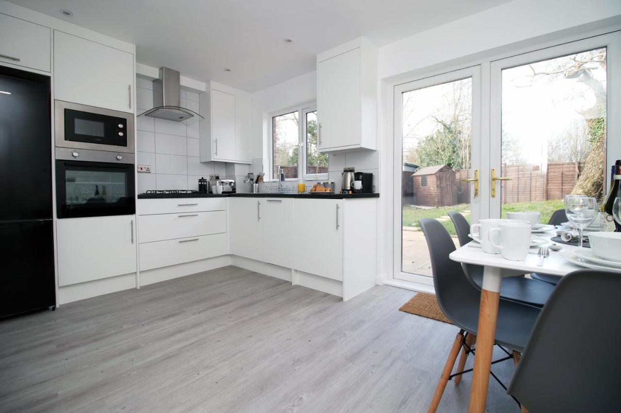 Chandos - Spacious Home, High Speed Wi-fi, Free Parking, Garden Holiday home Swindon