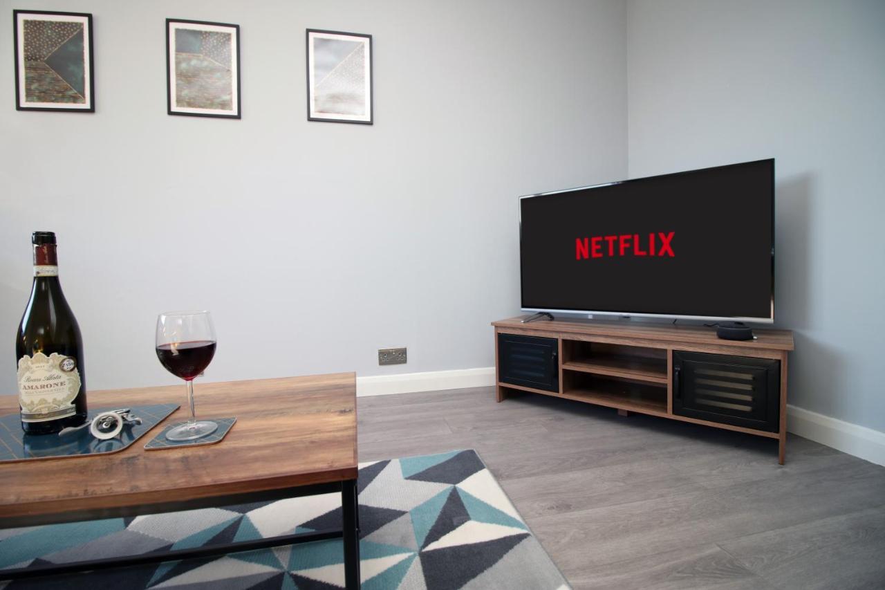 Chandos - Spacious Home, High Speed Wi-fi, Free Parking, Garden Swindon