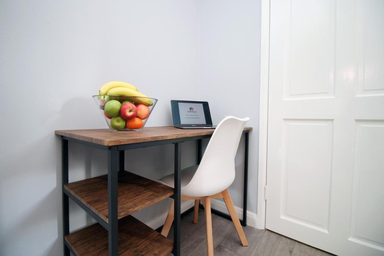 Chandos - Spacious Home, High Speed Wi-fi, Free Parking, Garden * Swindon