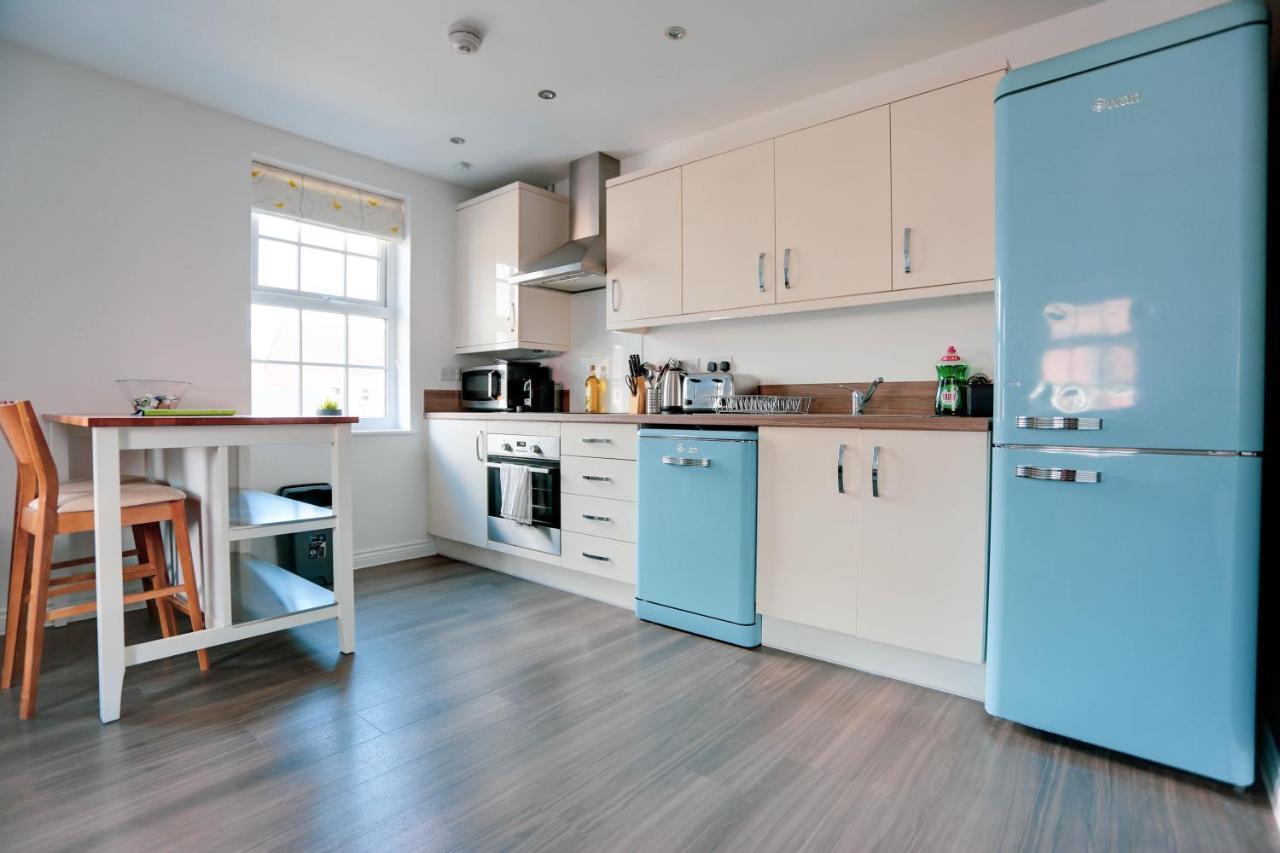 Staldon Court - Open Plan Apartment, High Speed Wi-fi, Free Parking Swindon