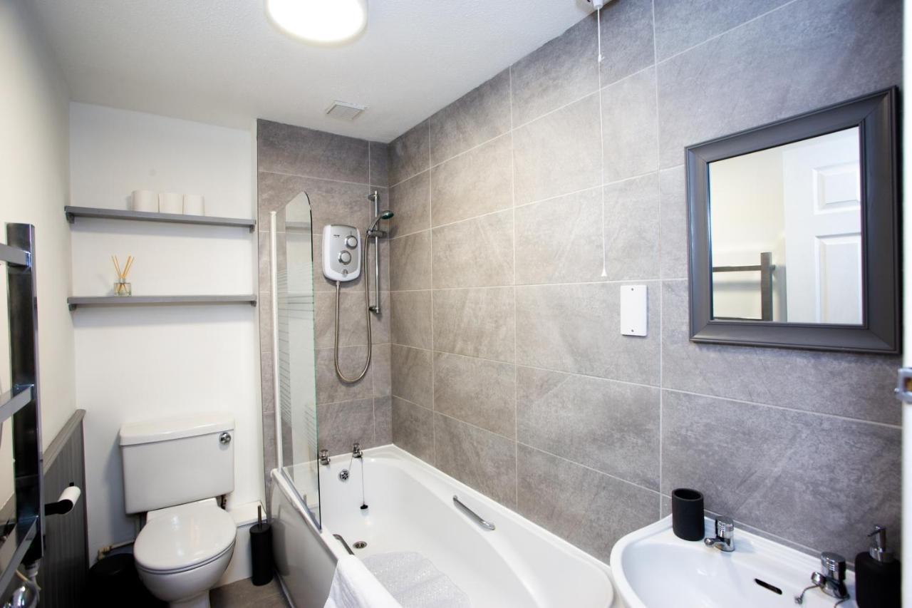 Gerard Walk - Spacious Home, High Speed Wi-fi, Free Parking, Garden Holiday home *