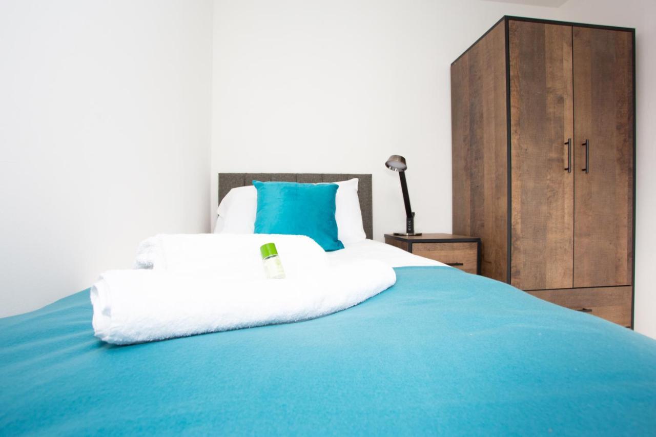 Gerard Walk - Spacious Home, High Speed Wi-fi, Free Parking, Garden Holiday home *