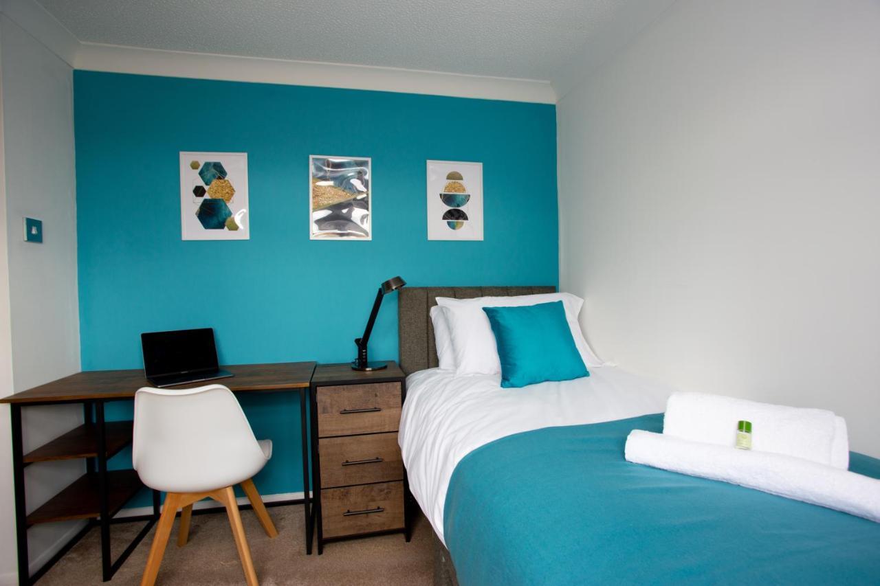 Gerard Walk - Spacious Home, High Speed Wi-fi, Free Parking, Garden Holiday home