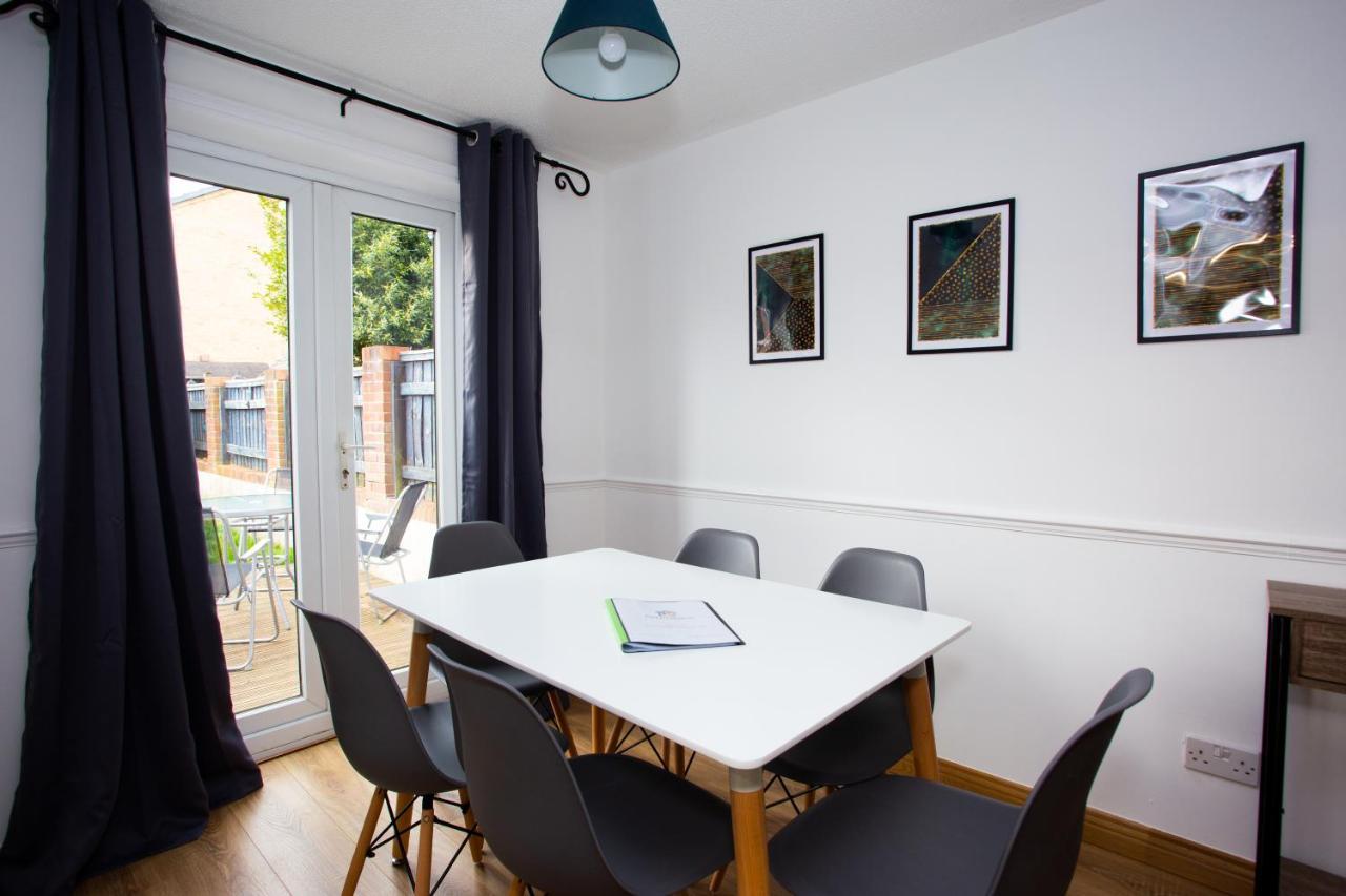 Gerard Walk - Spacious Home, High Speed Wi-fi, Free Parking, Garden Holiday home Swindon