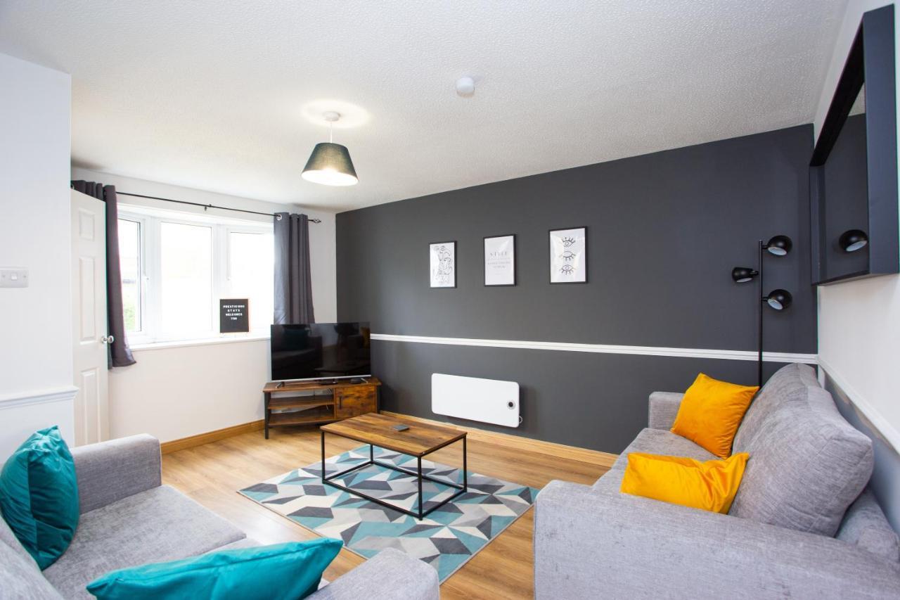 Gerard Walk - Spacious Home, High Speed Wi-fi, Free Parking, Garden Holiday home Swindon