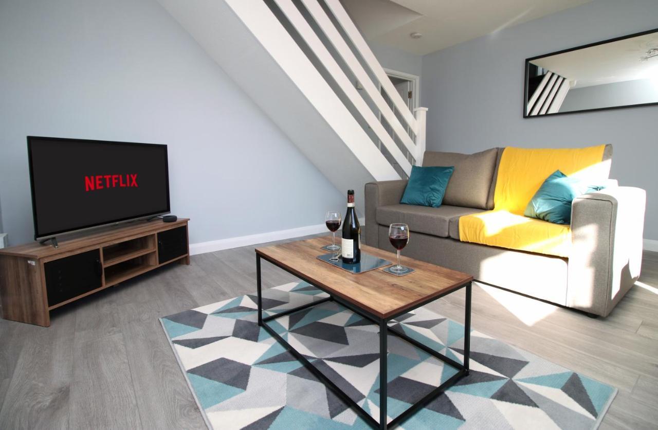 Chandos - Spacious Home, High Speed Wi-fi, Free Parking, Garden *