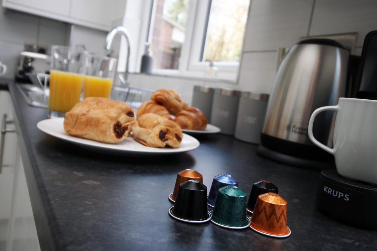 Chandos - Spacious Home, High Speed Wi-fi, Free Parking, Garden Swindon