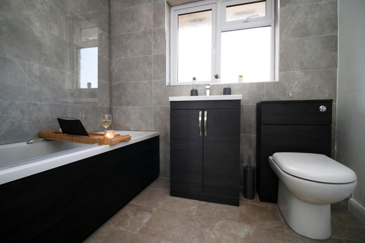 Chandos - Spacious Home, High Speed Wi-fi, Free Parking, Garden *
