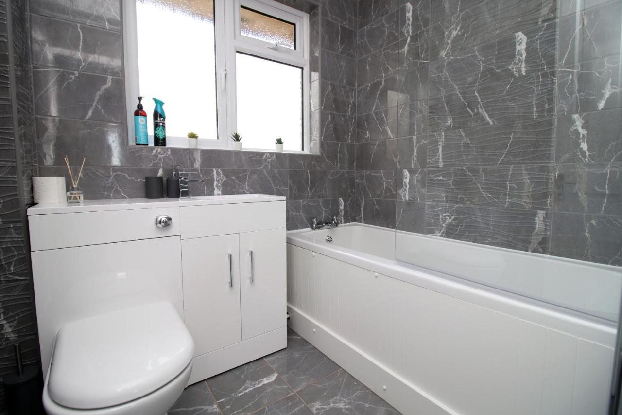 Holiday home Chandos - Spacious Home, High Speed Wi-fi, Free Parking, Garden *