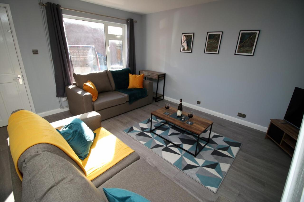 Chandos - Spacious Home, High Speed Wi-fi, Free Parking, Garden Swindon