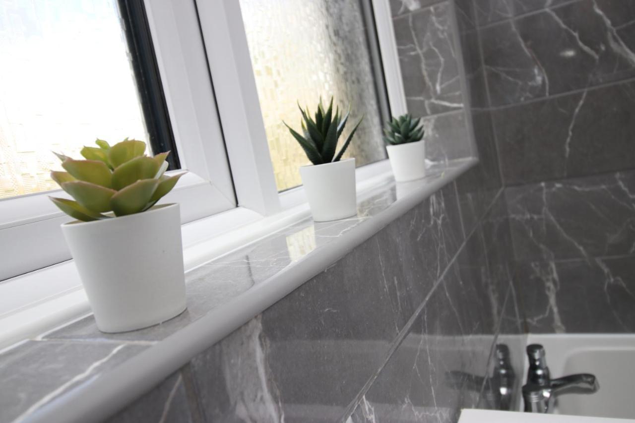 Chandos - Spacious Home, High Speed Wi-fi, Free Parking, Garden Swindon