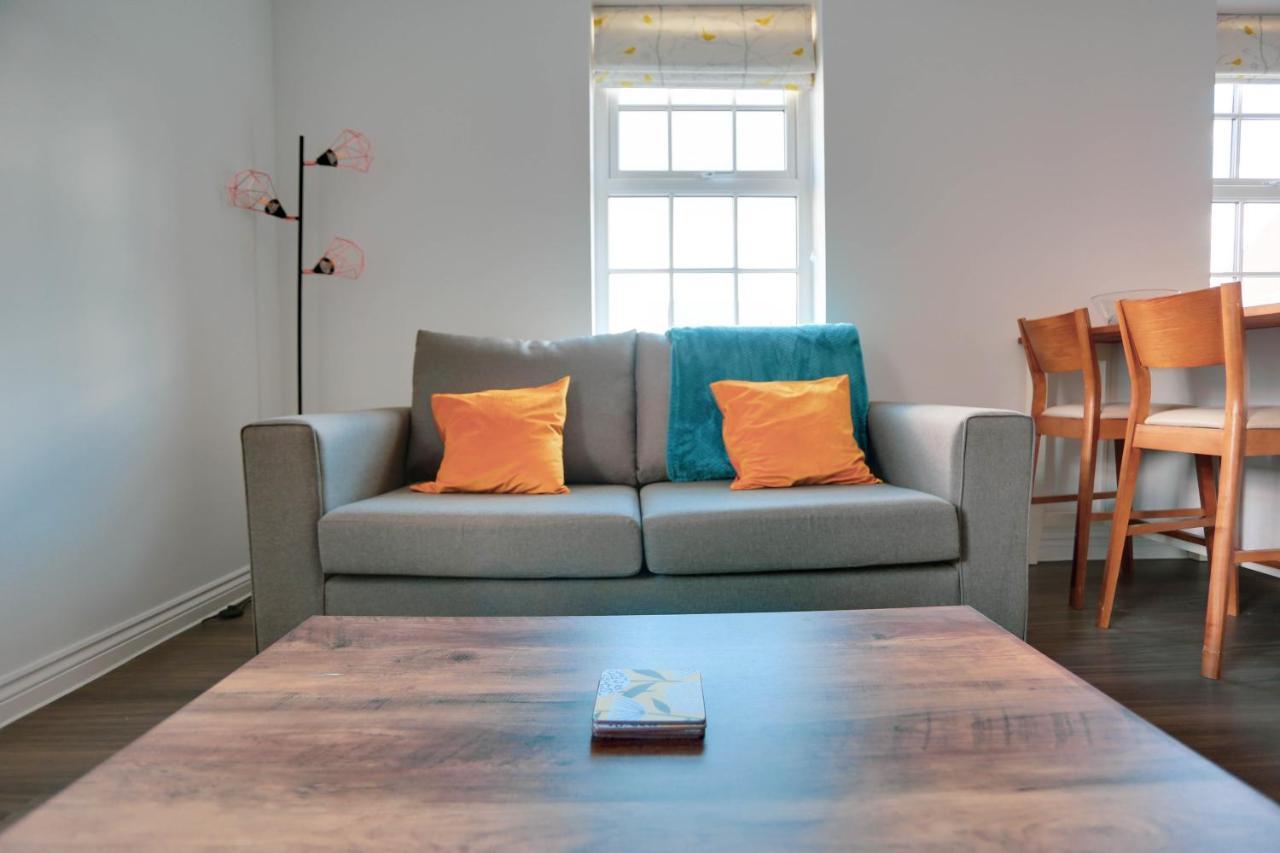 Staldon Court - Open Plan Apartment, High Speed Wi-fi, Free Parking Swindon