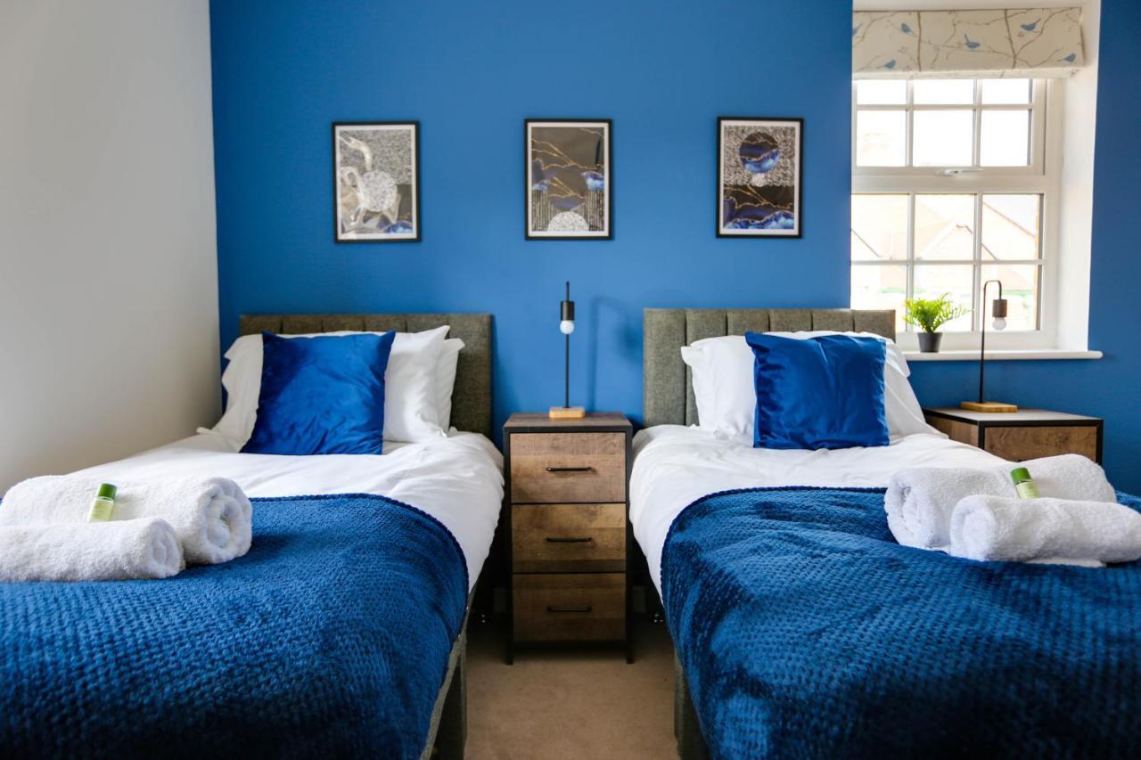 Staldon Court - Open Plan Apartment, High Speed Wi-fi, Free Parking * Swindon