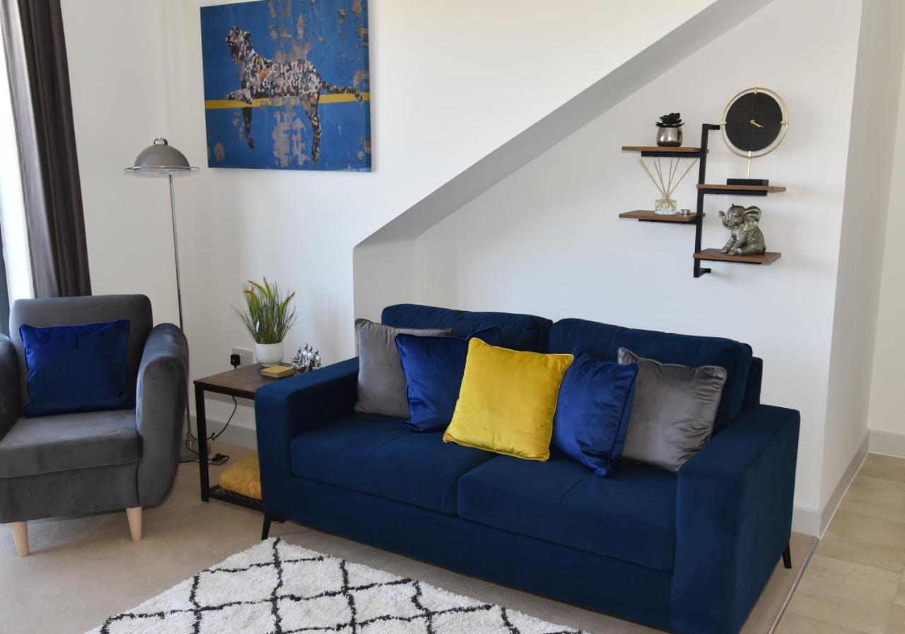 Fantastic 2 Dbl Bedroom Apt. Free Off-road Parking * Swindon