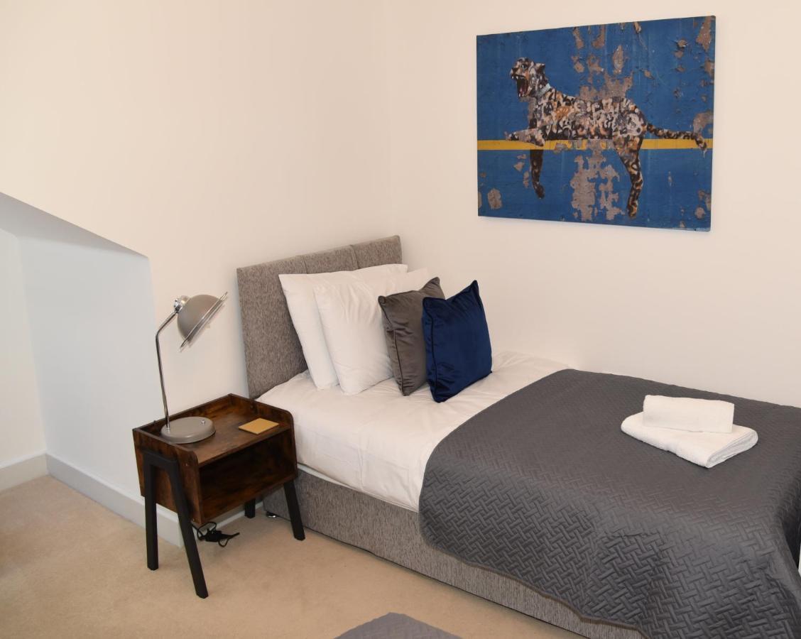 Fantastic 2 Dbl Bedroom Apt. Free Off-road Parking