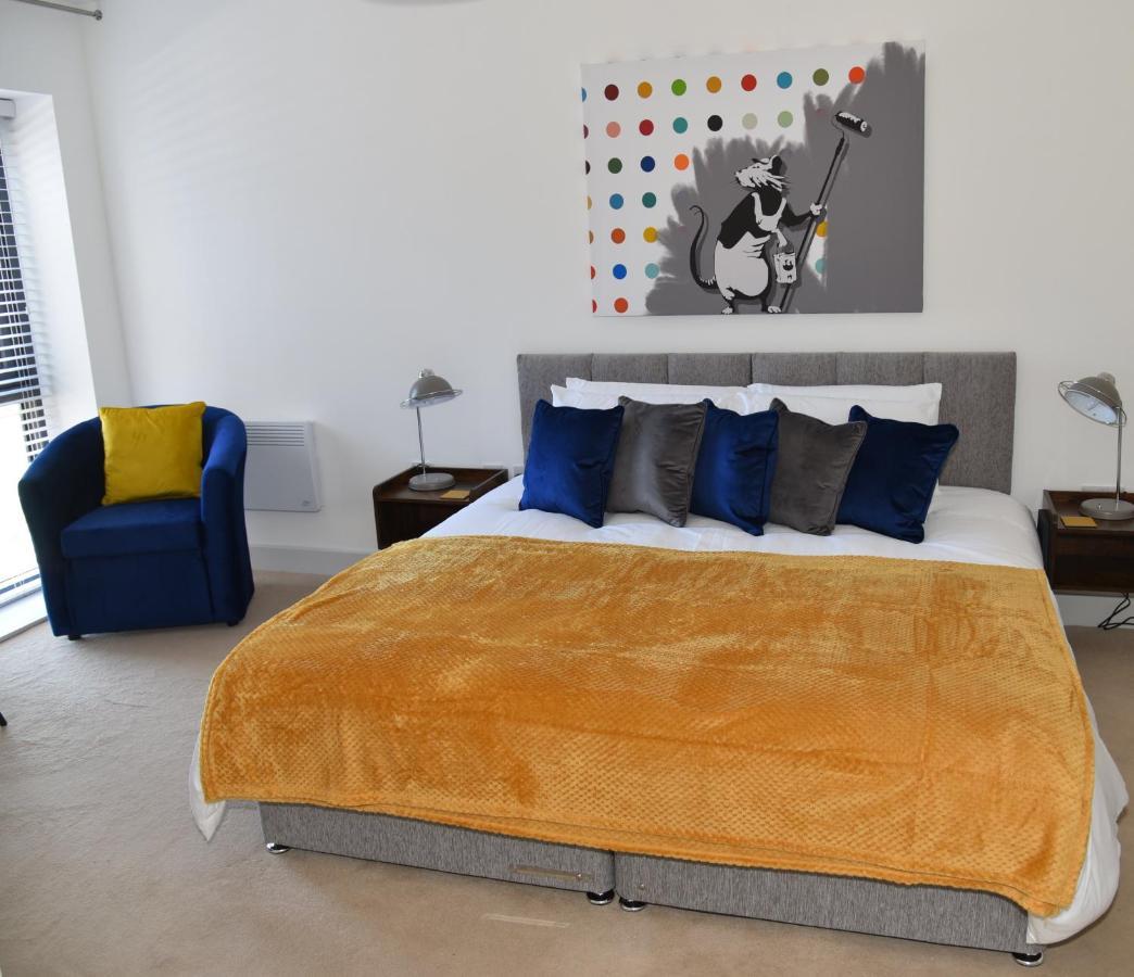 Fantastic 2 Dbl Bedroom Apt. Free Off-road Parking *