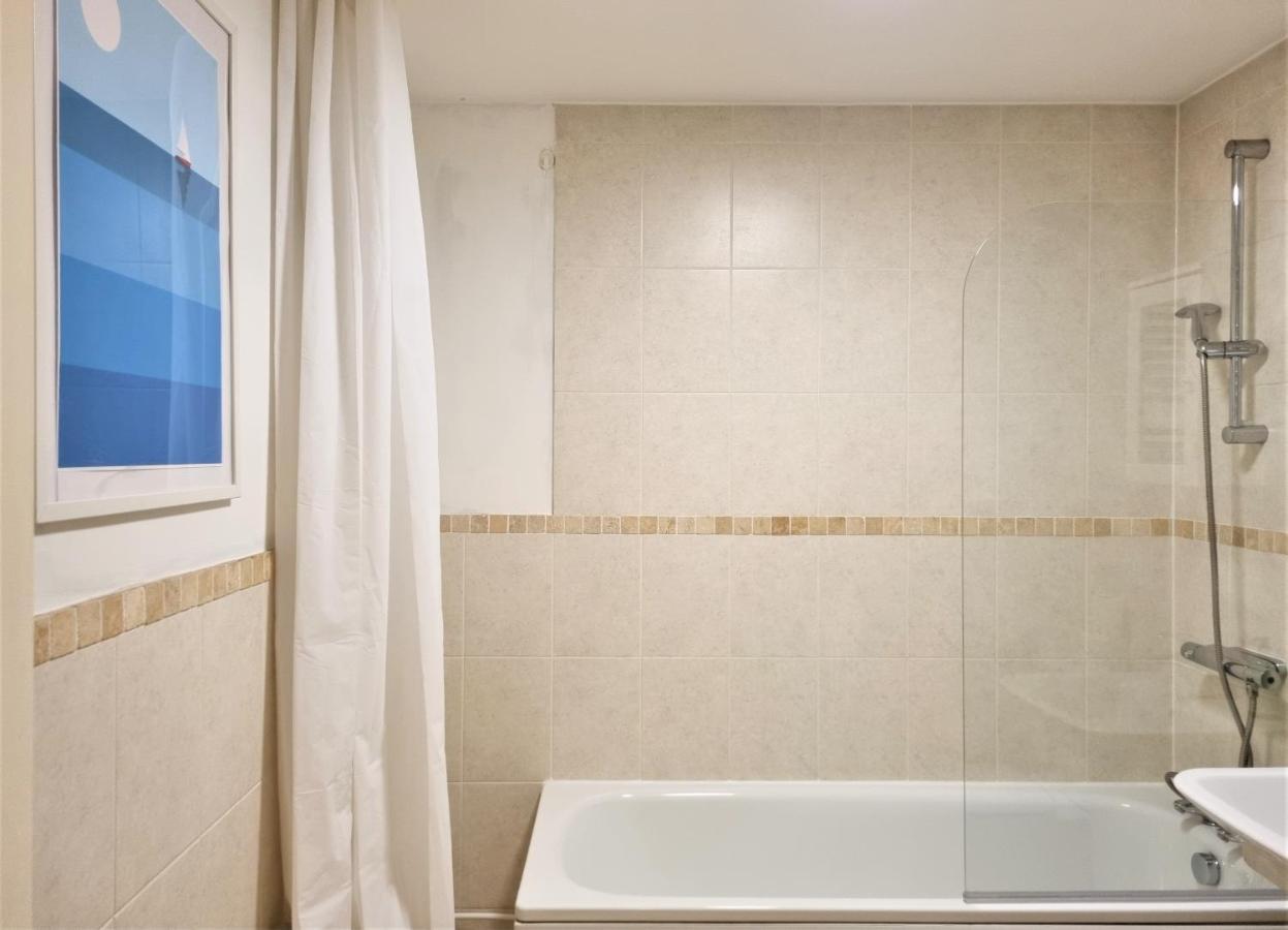 - Spacious 2 Beds Apartment Swindon