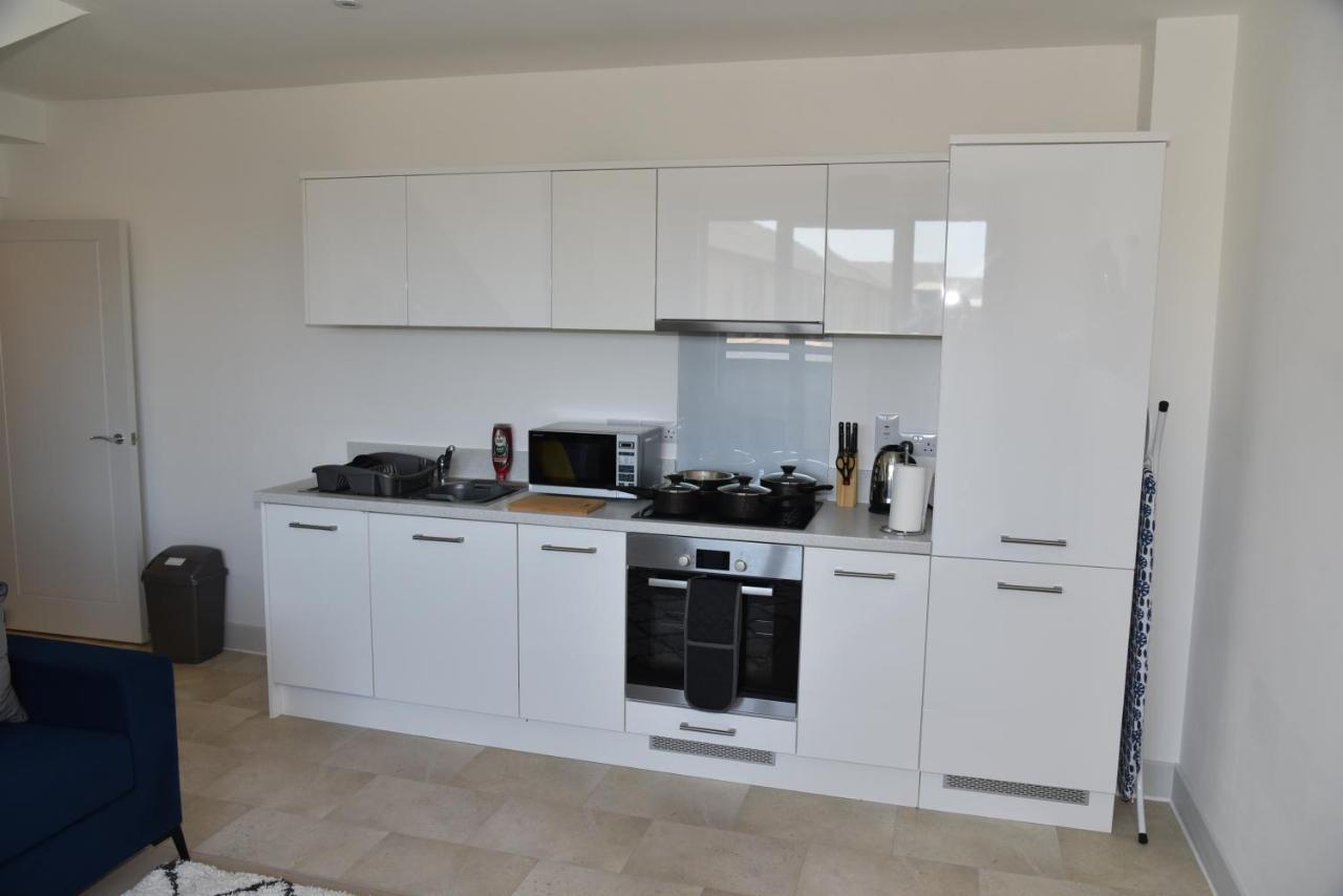 Fantastic 2 Dbl Bedroom Apt. Free Off-road Parking *