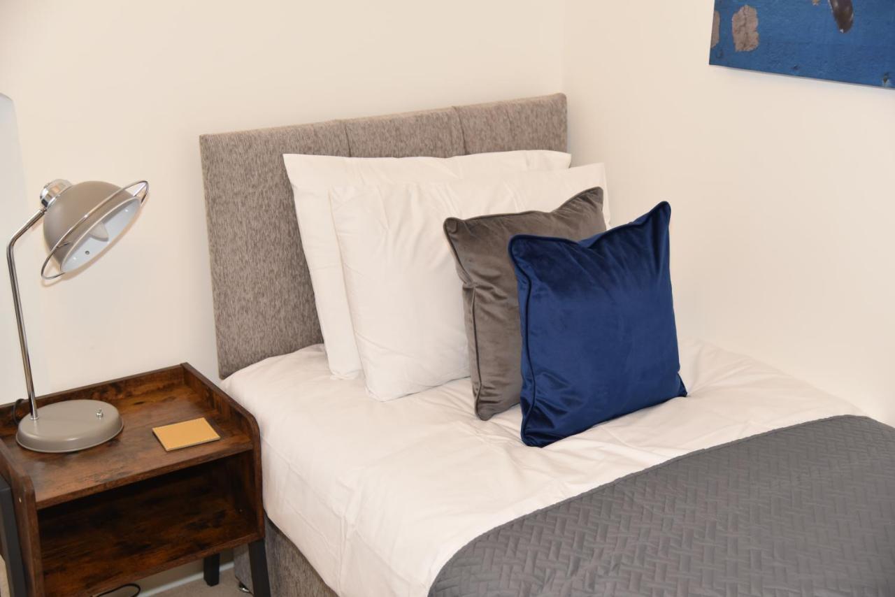 Fantastic 2 Dbl Bedroom Apt. Free Off-road Parking