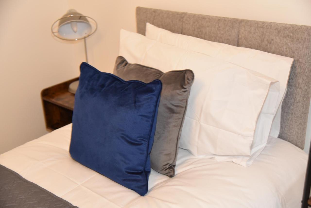 Fantastic 2 Dbl Bedroom Apt. Free Off-road Parking