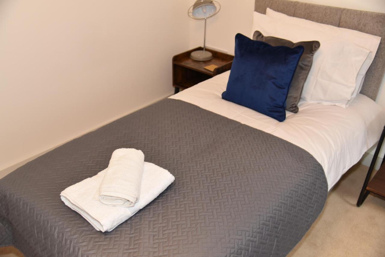 Fantastic 2 Dbl Bedroom Apt. Free Off-road Parking