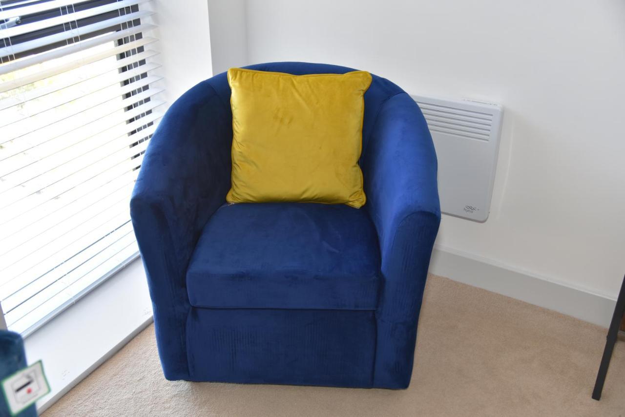 Fantastic 2 Dbl Bedroom Apt. Free Off-road Parking *