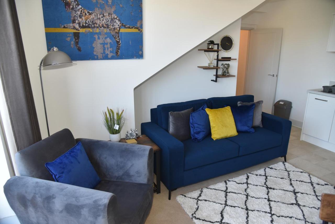Fantastic 2 Dbl Bedroom Apt. Free Off-road Parking